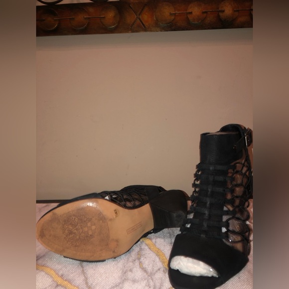 Black sandals; casual and classy; very comfortable; - Picture 3 of 7